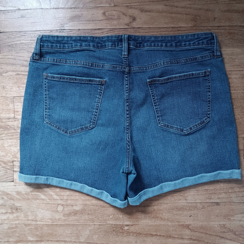 Universal Thread Women's Faded Blue Denim Roll Up Jean Shorts 16/33 - Picture 2 of 12